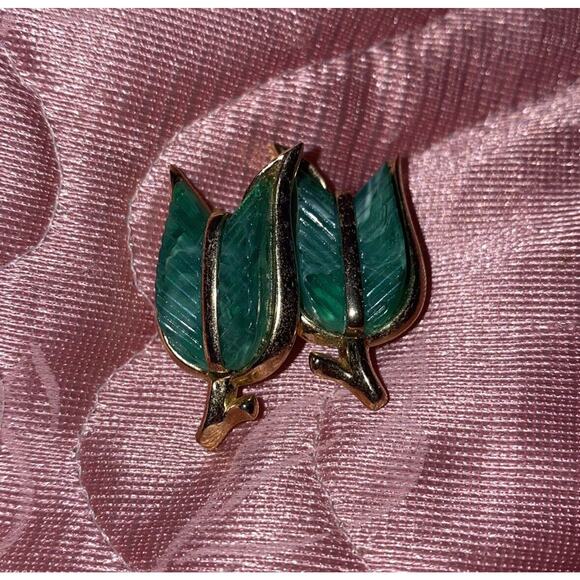 Signed 1950s Crown Trifari Designer Leaf Tulip Earrings Green Gold Tone - Picture 2 of 9